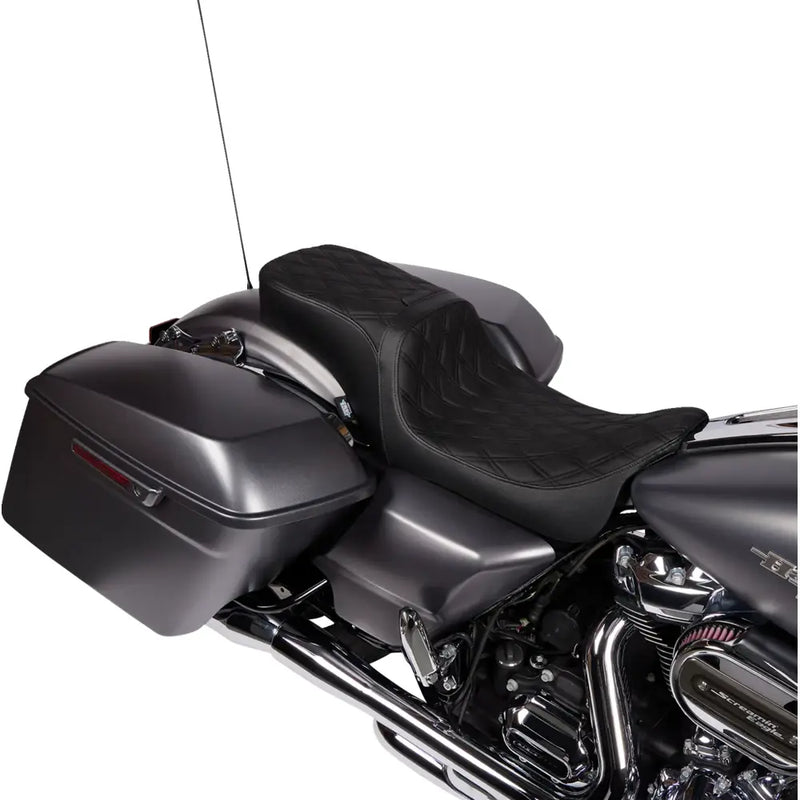 Drag Specialties Wydajnościowe siedzenie Performance Predator 2-Up z gniazdem oparcia dla Harley'a 