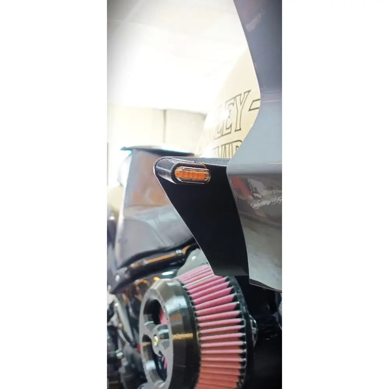Owiewka Dominator ST z kierunkowskazami LED do Harleya