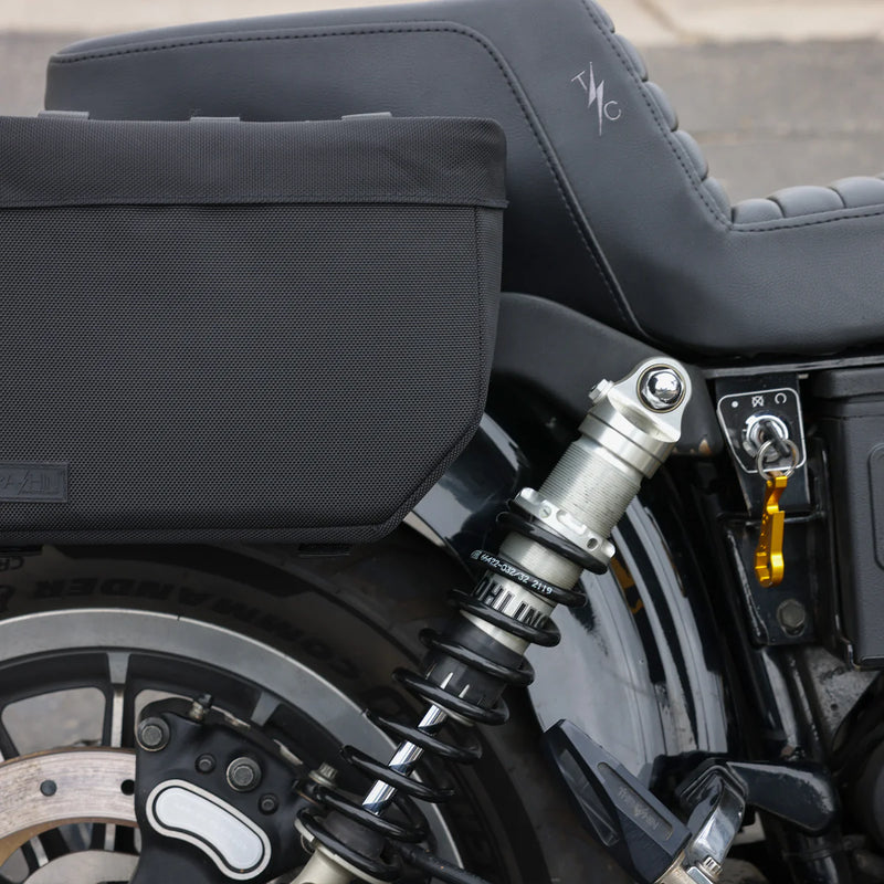 Thrashin Supply Essential Base 10L Zestaw toreb motocyklowych typu „throw-over”
